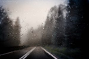 deszcz-w-cisnej-okonasznurku-travel