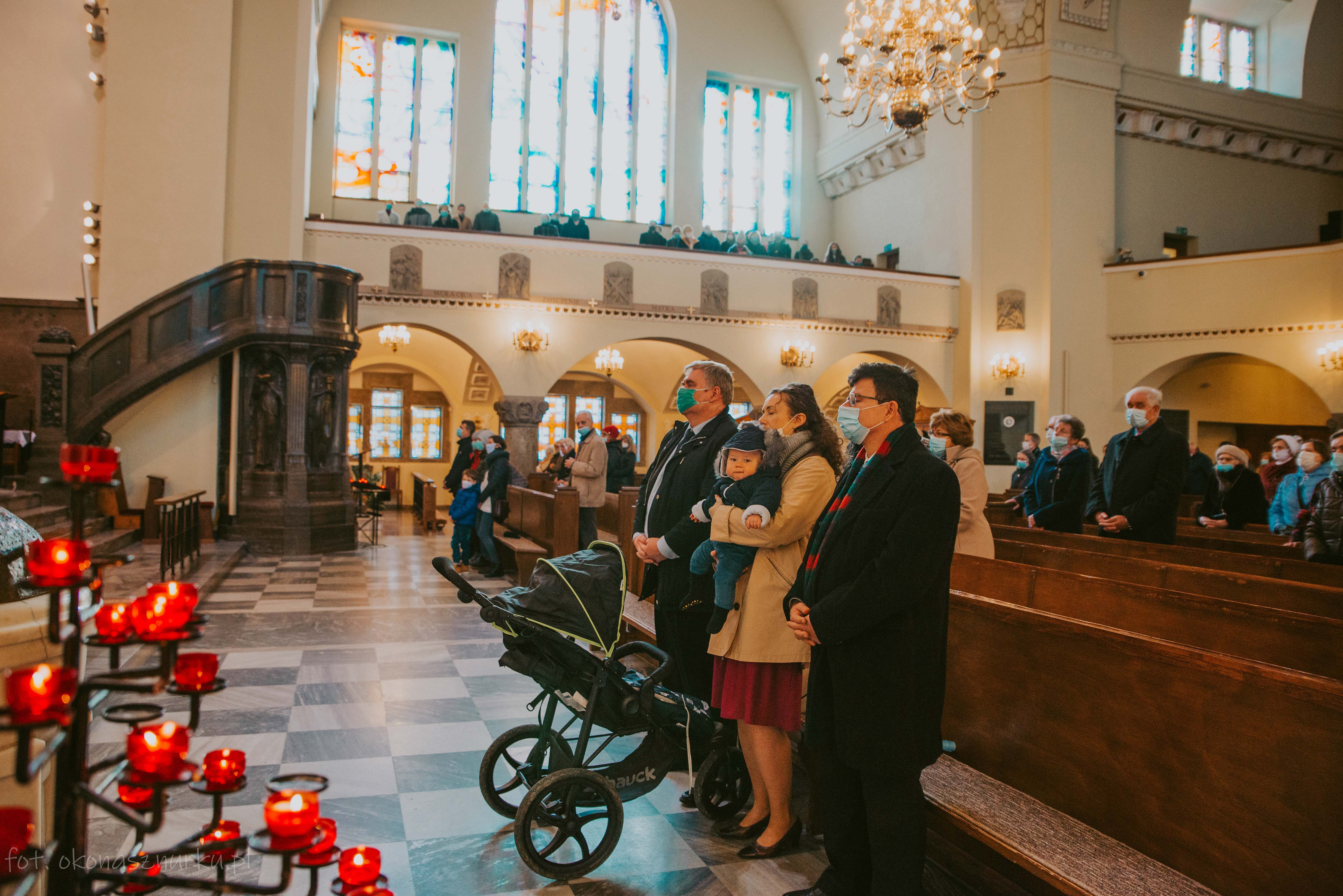 Chrzest-Swiety-w-Pandemii-okonasznurku-wroclaw-zdjecia-chrztu-obostrzenia (14)