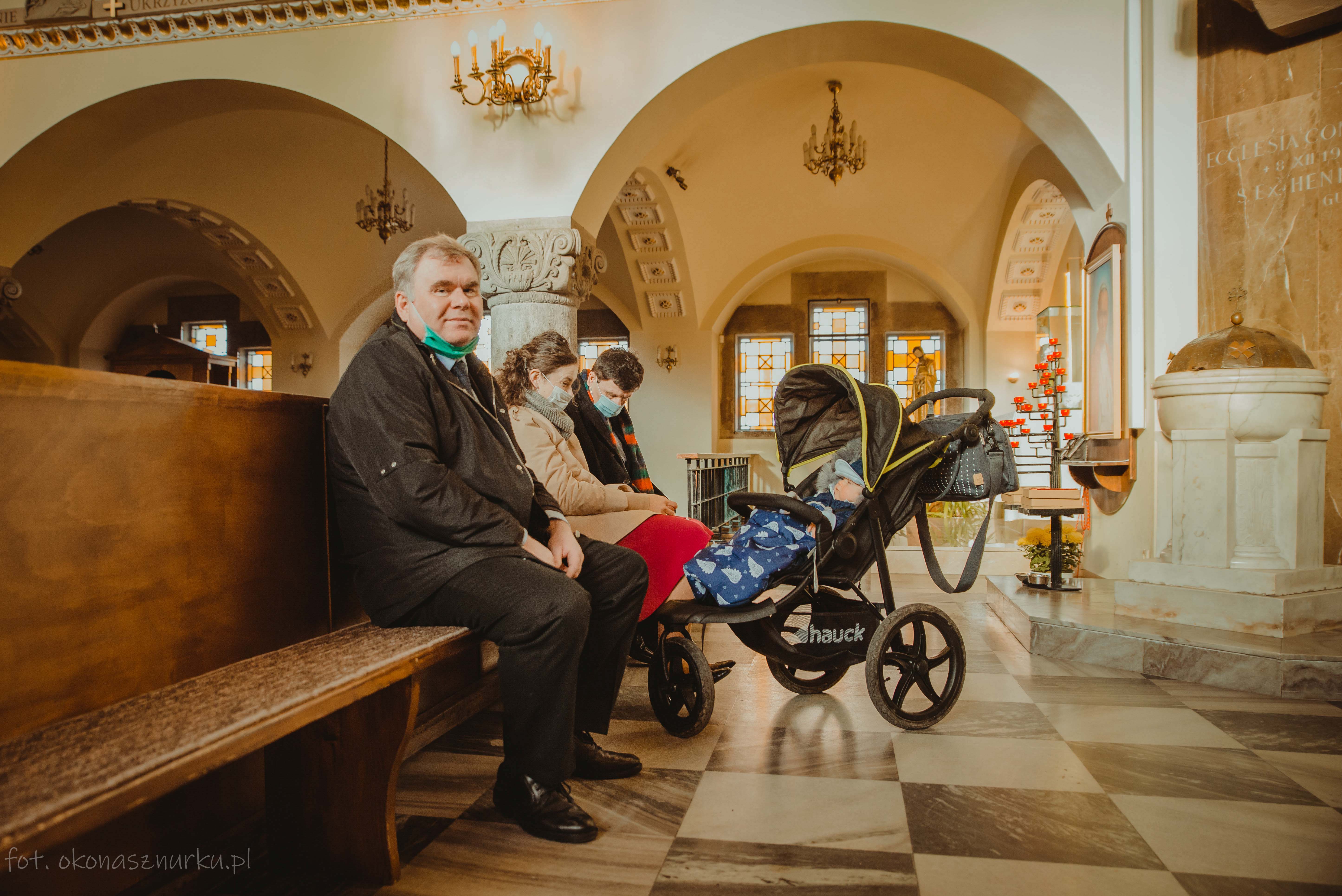 Chrzest-Swiety-w-Pandemii-okonasznurku-wroclaw-zdjecia-chrztu-obostrzenia (7)