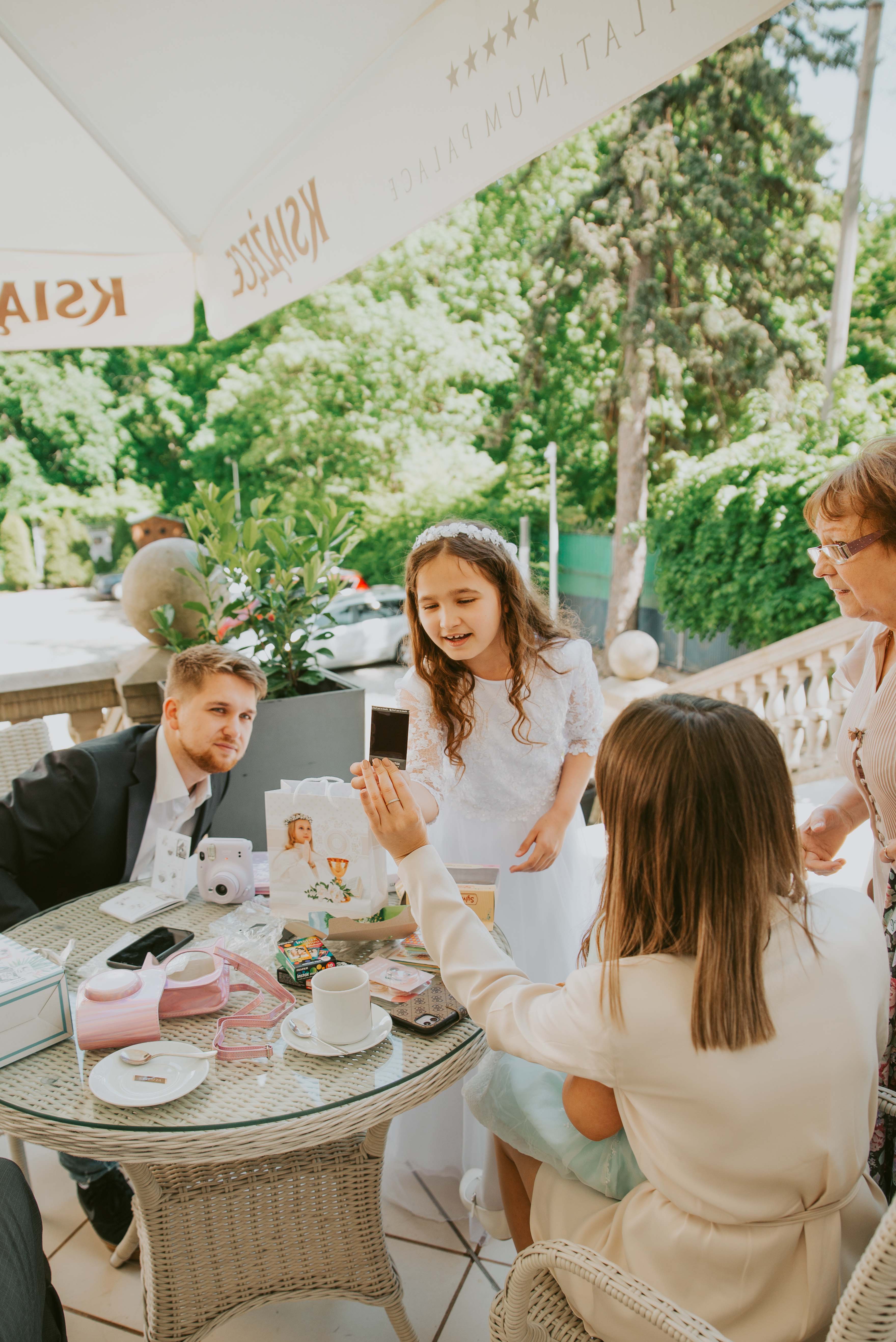 Komunia-Wiktorii-platinium-palace-boutique-hotel-spa-wroclaw-reportaz-z-komunii-okonasznurku (8)