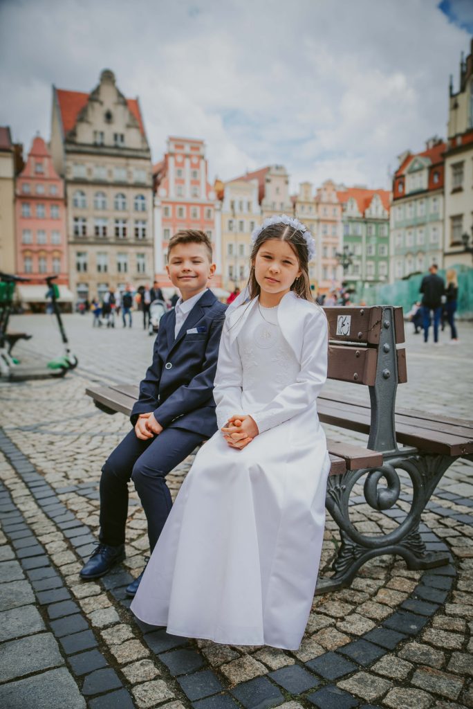 Zdjęcia-komunijne-plener-komunia-kosciol-garnizonowy-restauracja-p2-wroclaw-okonasznurku-fotografia (17)