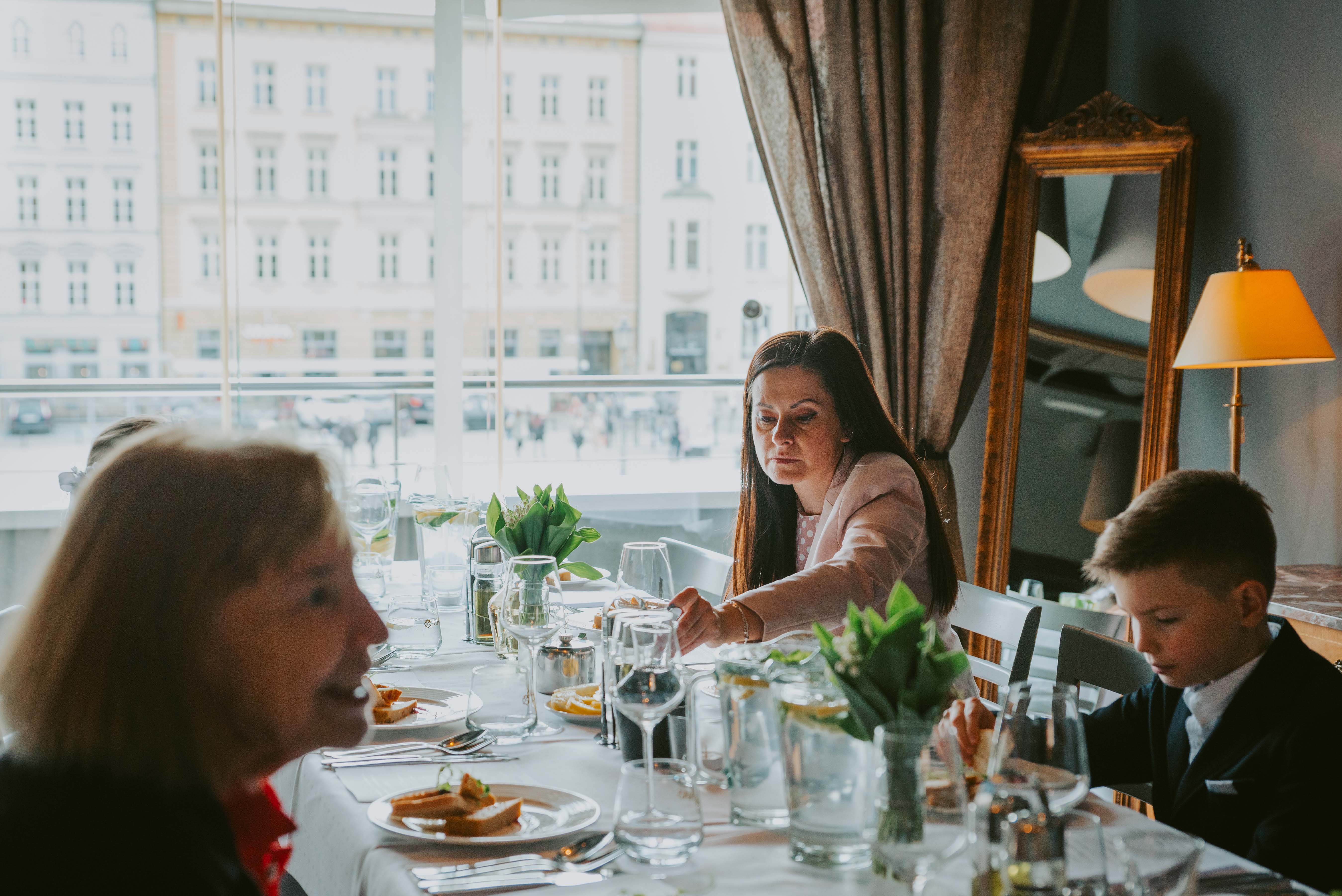 Zdjęcia-komunijne-plener-komunia-kosciol-garnizonowy-restauracja-p2-wroclaw-okonasznurku-fotografia (24)