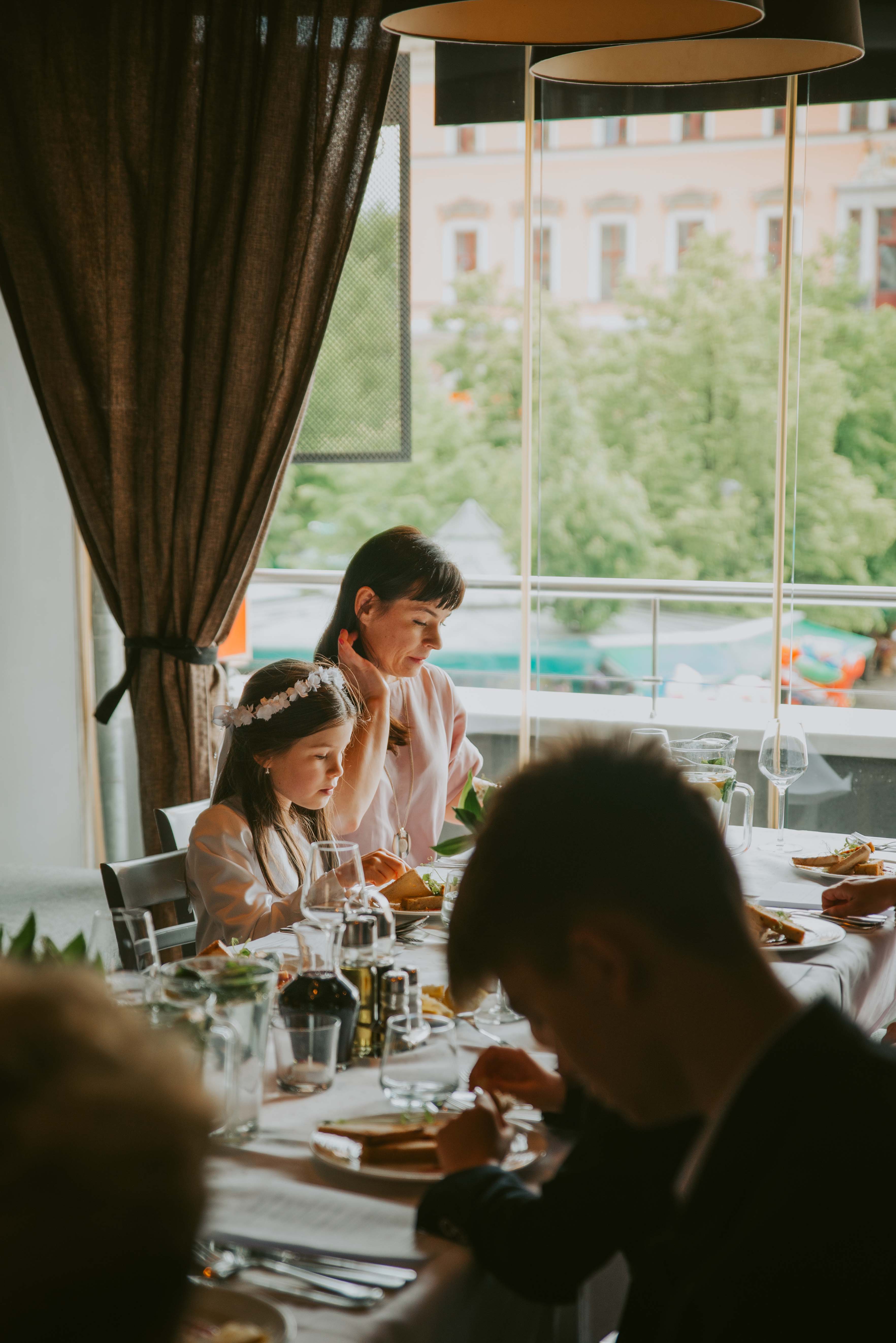 Zdjęcia-komunijne-plener-komunia-kosciol-garnizonowy-restauracja-p2-wroclaw-okonasznurku-fotografia (25)